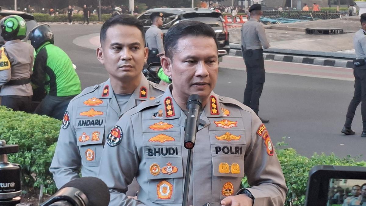 ---
Polisi Selidiki Jaringan di Balik Aksi Pembawa Bom Molotov

---