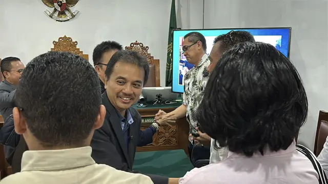 ---
Keputusan Praperadilan Roy Suryo Sebagian Diterima

---