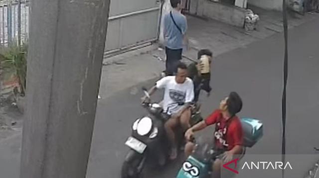 ---
Pria di Cengkareng Diduga Disiram Air Keras, Identitas Pelaku Diketahui

---