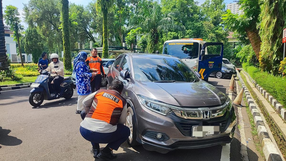 Razia Parkir Liar di Depok, Puluhan Kendaraan ASN Terkena Sanksi Gembok Ban