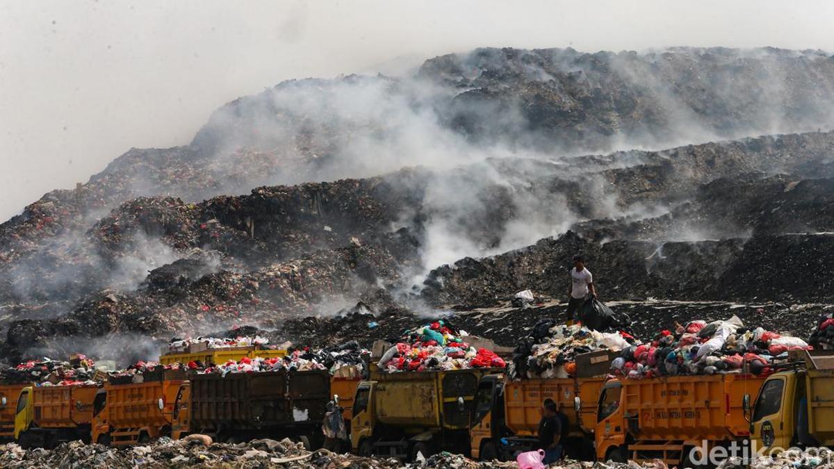 Kebakaran TPA Jatiwaringin Picu ISPA pada Ratusan Warga Tangerang