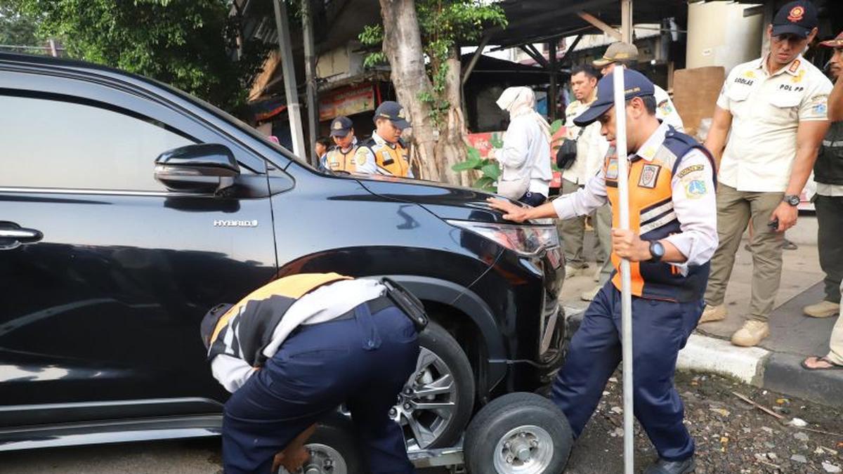 Penertiban Parkir Ilegal di Senopati, Mobil Diderek dan Pentil Dilepas