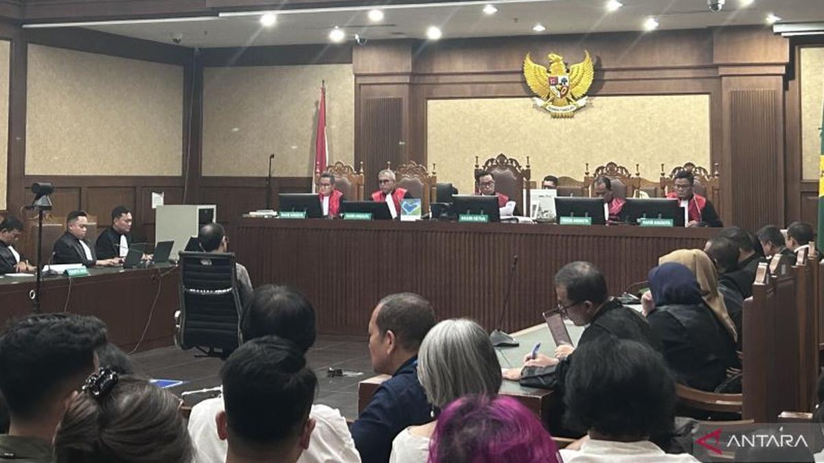 ---
Profil Andi Saputra, Hakim yang Berani Berbeda Pendapat dalam Sidang Nadiem

---