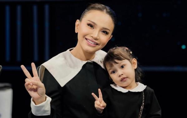 ---
Rossa Perkenalkan Anak Perempuan Angkatnya ke Publik

---