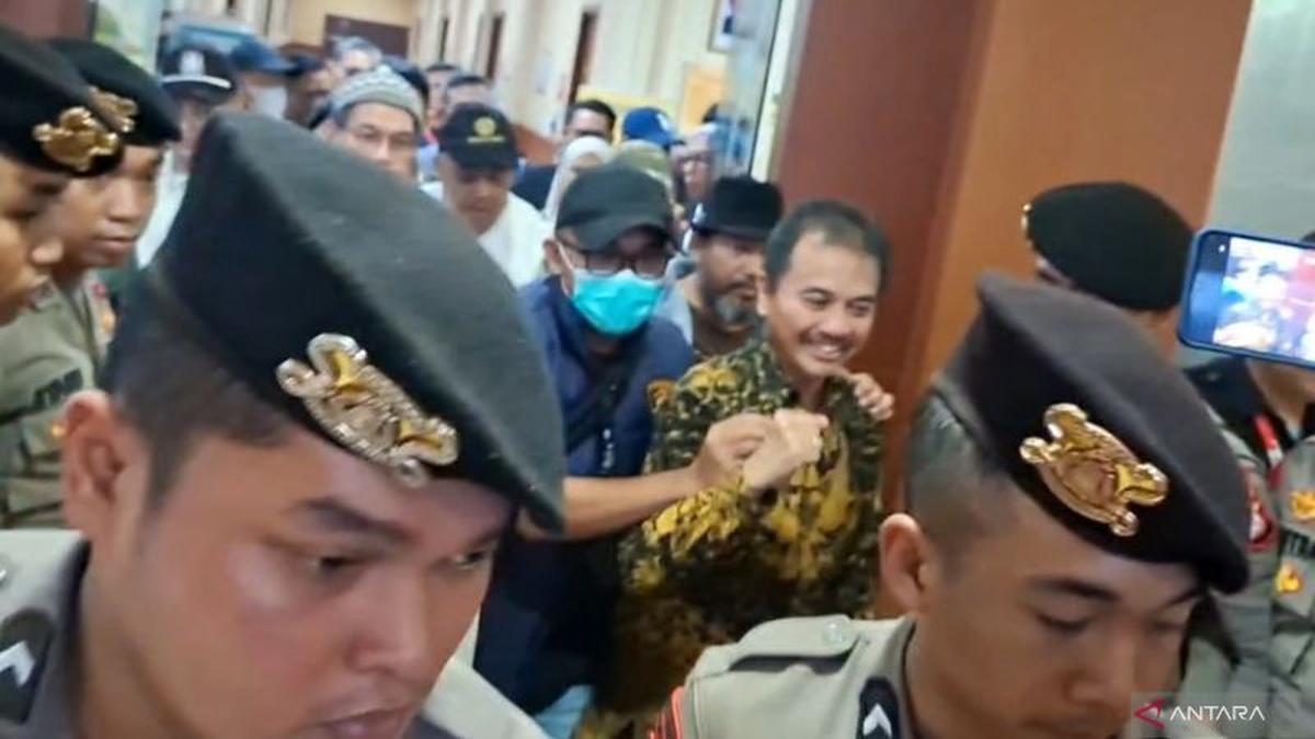 Roy Suryo dan Dokter Tifa Diterbangkan ke Polda Metro Jaya