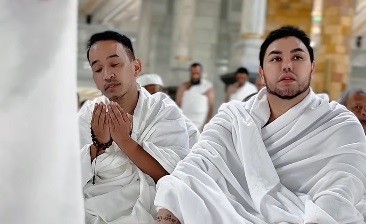 Ruben Onsu Ceritakan Pengalaman Berharga Umrah Bersama Ivan Gunawan di Depan Ka'bah