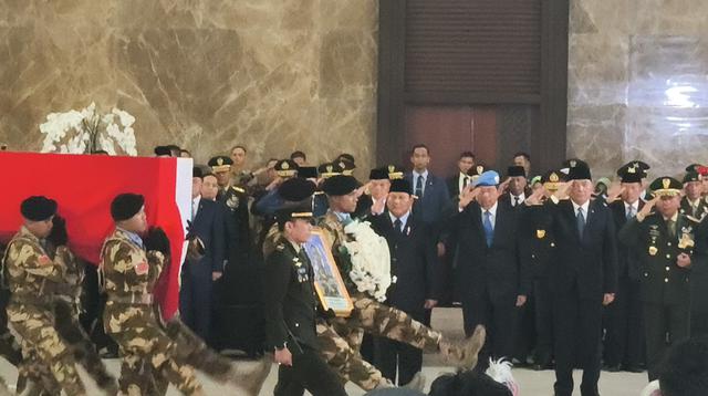 SBY Menghormati Jasa Tiga Prajurit TNI dengan Baret Biru