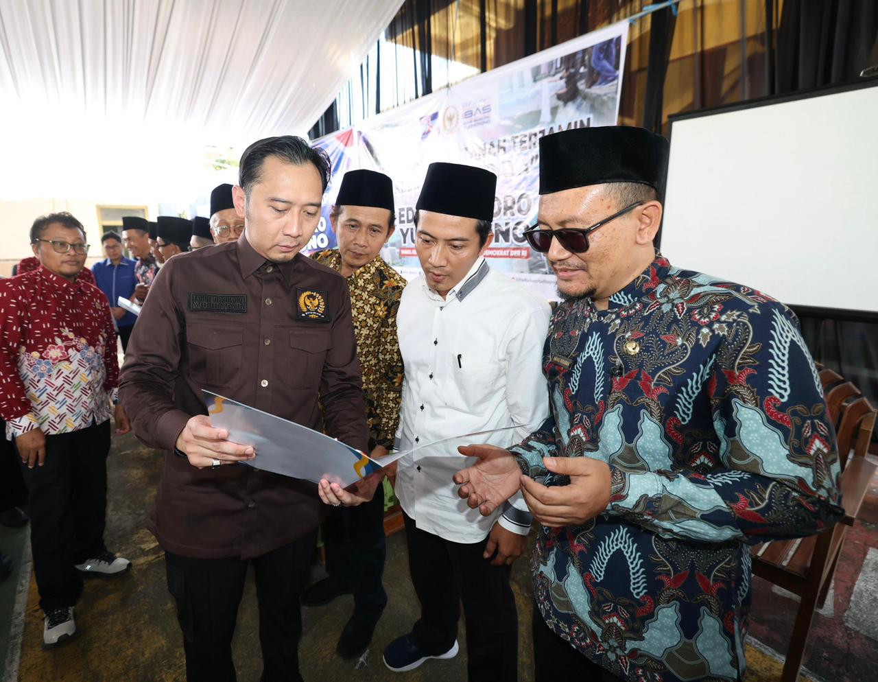 Ibas Serahkan Sertifikat Tanah Wakaf untuk Kesejahteraan Bersama