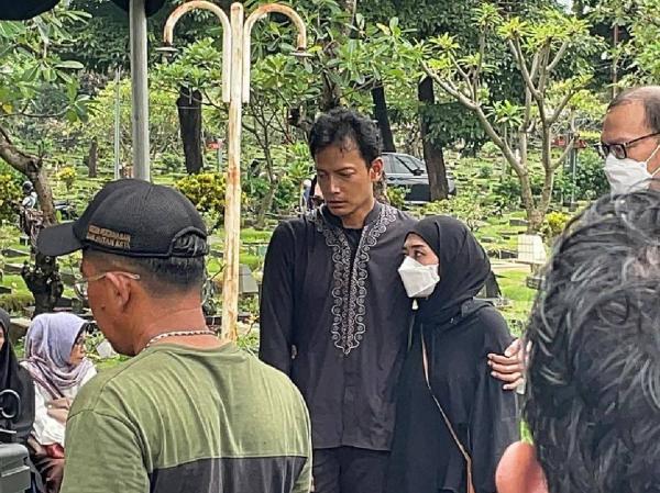 Kesedihan Mendalam Fedi Nuril Saat Menguburkan Ibunda Tercinta