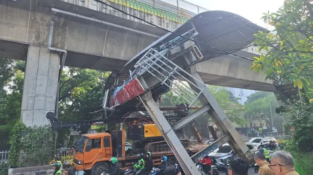 Kemacetan Parah Akibat Truk Berat Menabrak JPO di Tendean