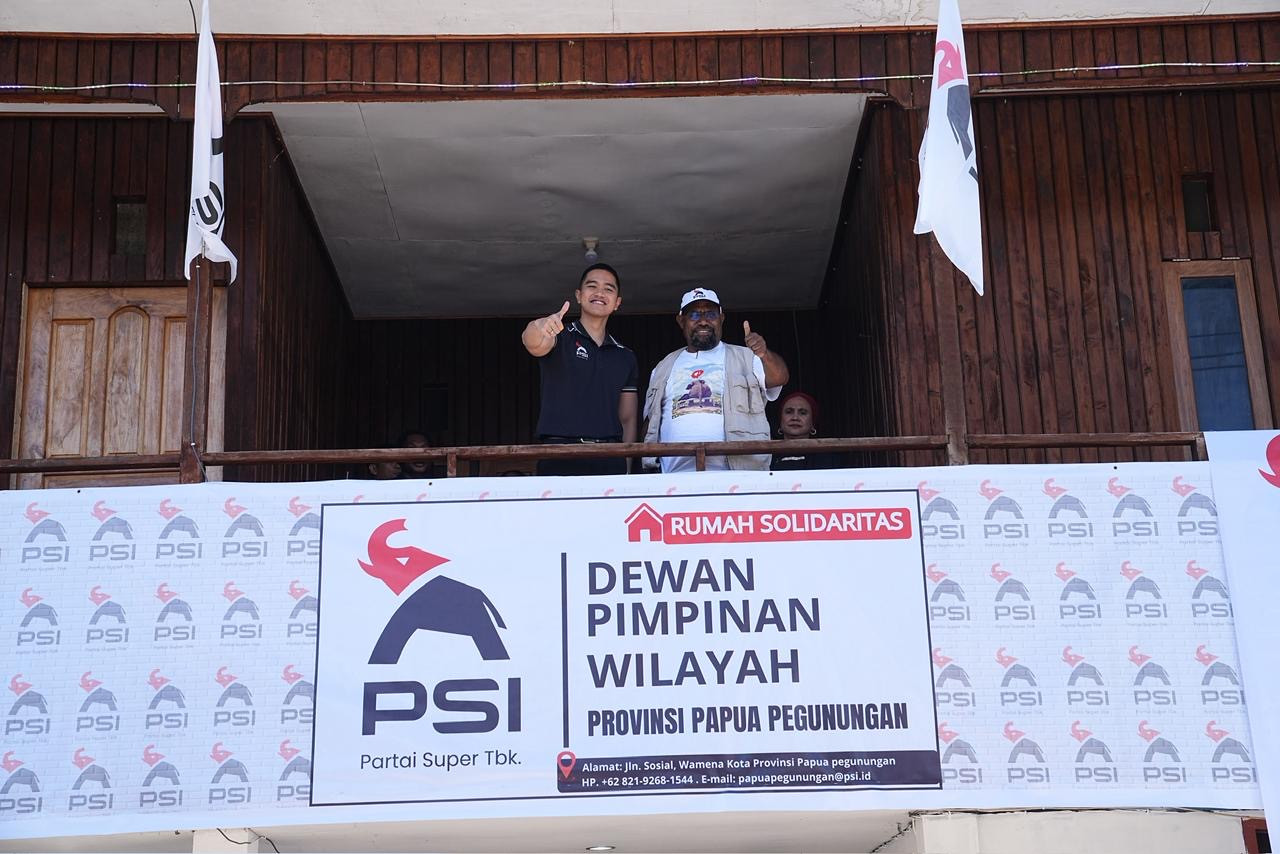 ---
Kunjungan Kaesang ke Kantor Baru PSI Papua Pegunungan: Sambutan Hangat di Honai

---