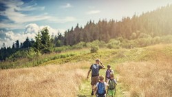 Usia Ideal untuk Mengajak Anak Mendaki Gunung Menurut IDAI