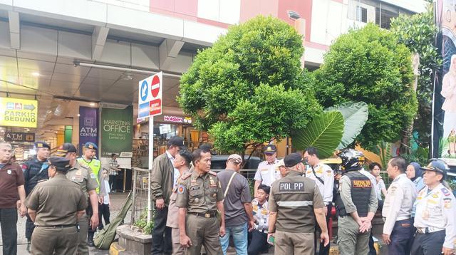 Kekacauan di Pasar: Pedagang Kaki Lima Tolak Penertiban oleh Satpol PP