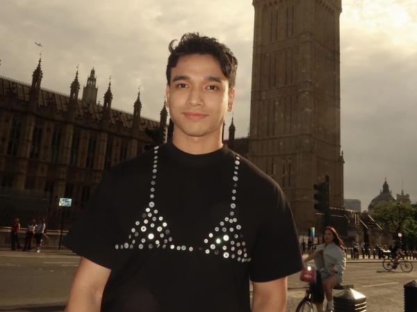 ---
Fadly Faisal Jadi Sorotan Usai Kenakan Kaos Motif Bra Saat Liburan di Inggris

---