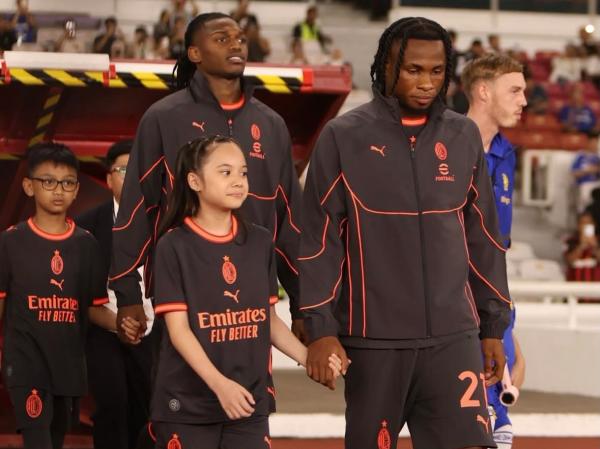 Momen Spesial Gempi Menjadi Pendamping Pemain AC Milan di GBK