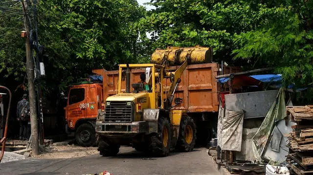 Penanganan Sampah di Kedaung Kaliangke, DLH Kerahkan Truk dan Alat Berat