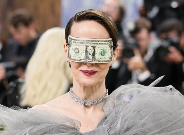 ---
Outfit Viral Sarah Paulson di Met Gala 2026, Menggugah Perhatian dengan Uang Kertas

---