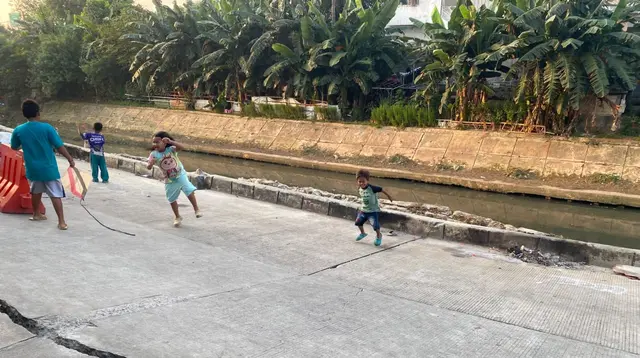 Kondisi Jalan Cinta Pulo Gadung Memprihatinkan, Warga Berinisiatif Perbaiki
